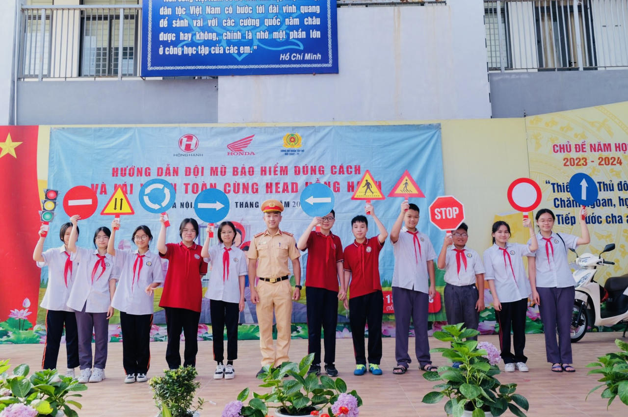 Công an quận Tây Hồ (Hà Nội) tích cực đẩy mạnh tuyên truyền trật tự an toàn giao thông đến học sinh