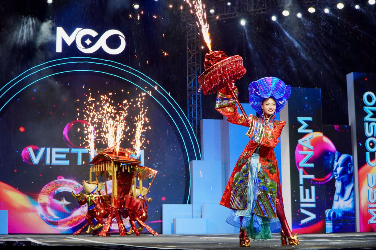 Rực rỡ sắc màu văn hóa đêm thi trang phục dân tộc Miss Cosmo 2024