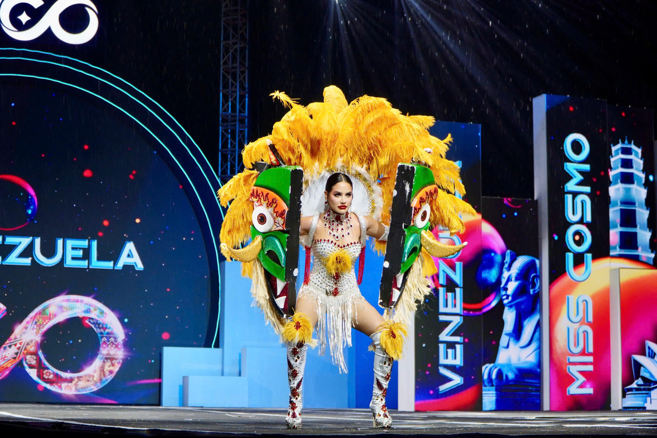 Rực rỡ sắc màu văn hóa đêm thi trang phục dân tộc Miss Cosmo 2024