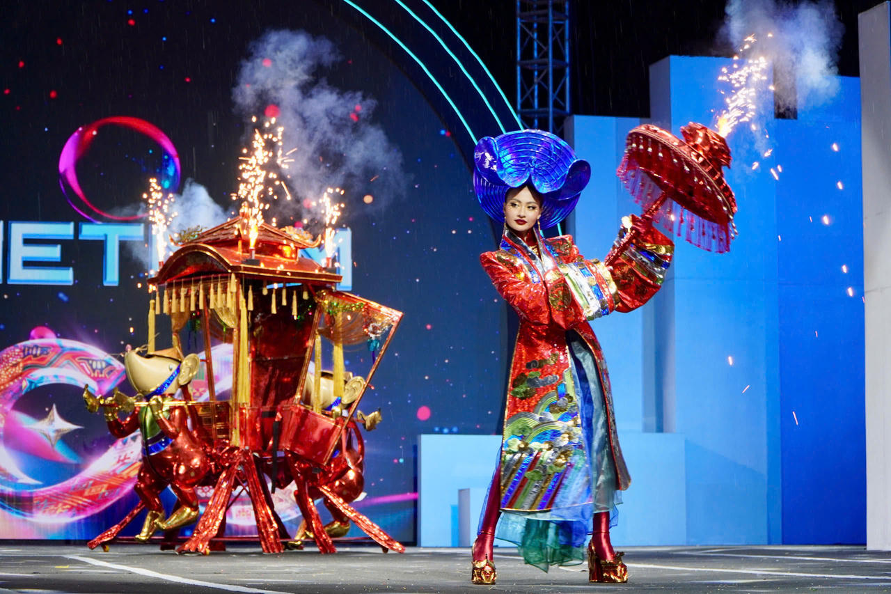 Rực rỡ sắc màu văn hóa đêm thi trang phục dân tộc Miss Cosmo 2024