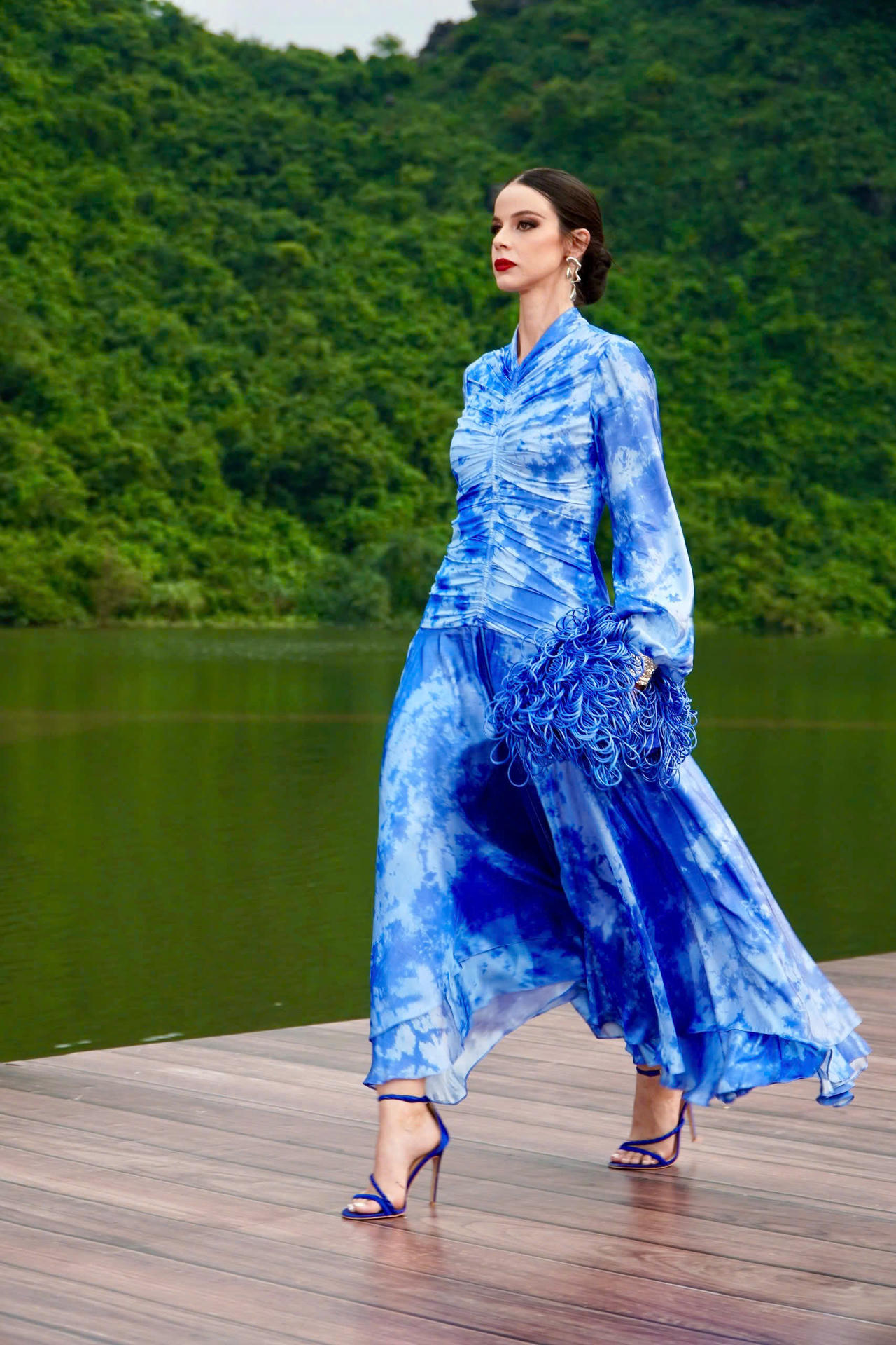 Thí sinh Miss Cosmo 2024 trong bộ sưu tập mang đậm nét văn hóa Việt tại Tràng An, Ninh Bình