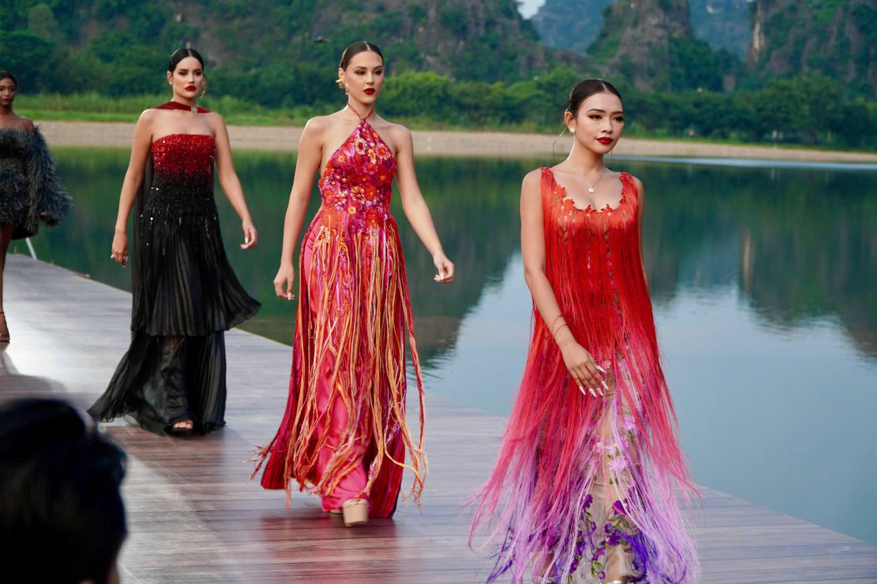 Thí sinh Miss Cosmo 2024 trong bộ sưu tập mang đậm nét văn hóa Việt tại Tràng An, Ninh Bình