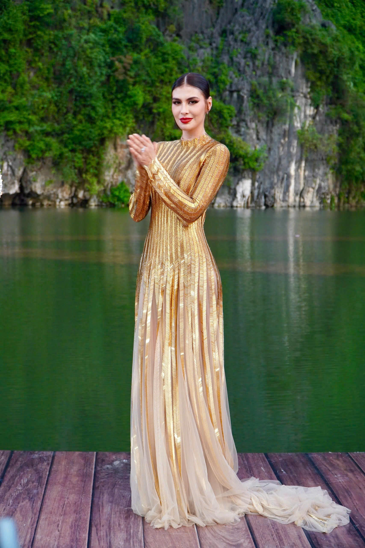 Thí sinh Miss Cosmo 2024 trong bộ sưu tập mang đậm nét văn hóa Việt tại Tràng An, Ninh Bình