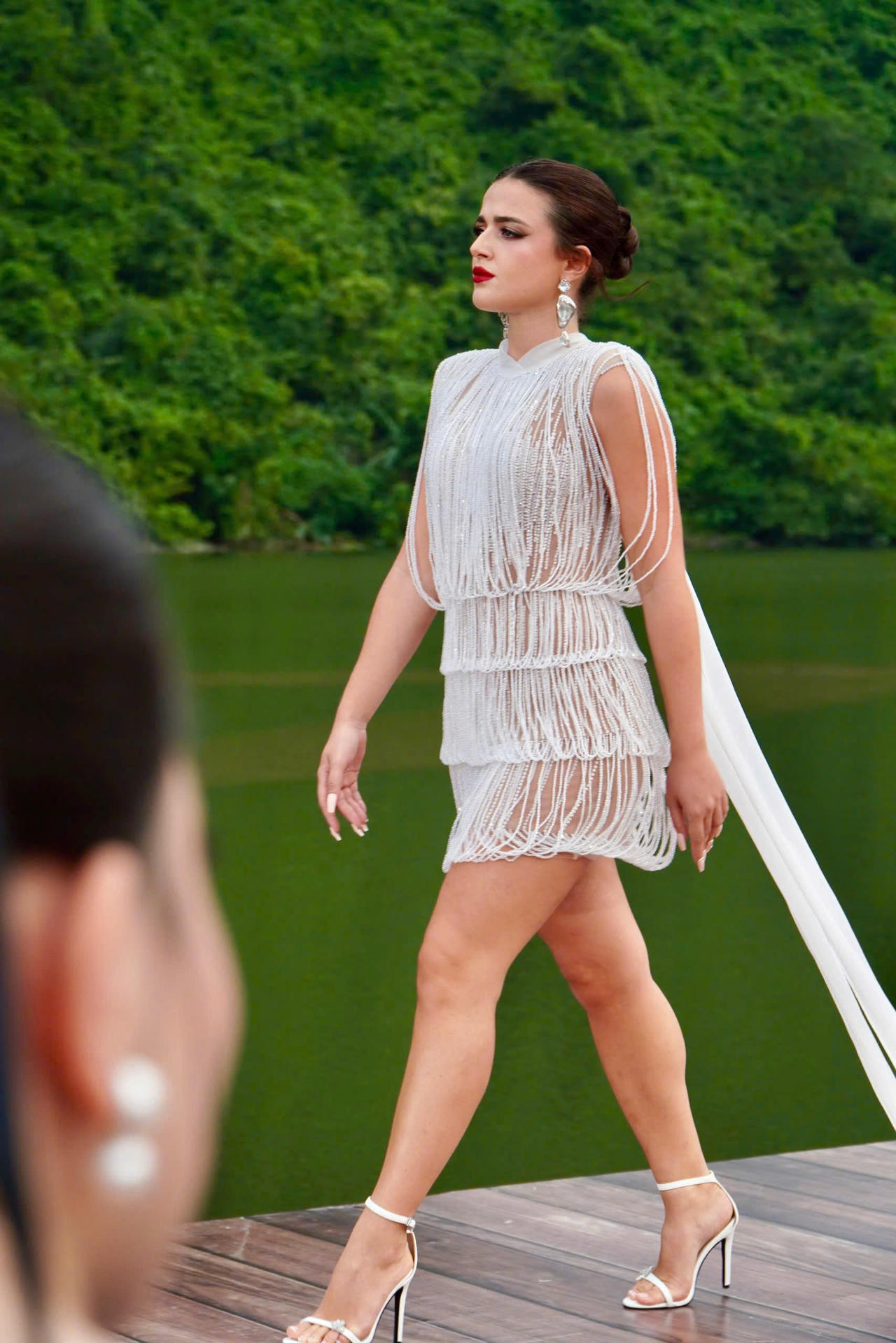 Thí sinh Miss Cosmo 2024 trong bộ sưu tập mang đậm nét văn hóa Việt tại Tràng An, Ninh Bình