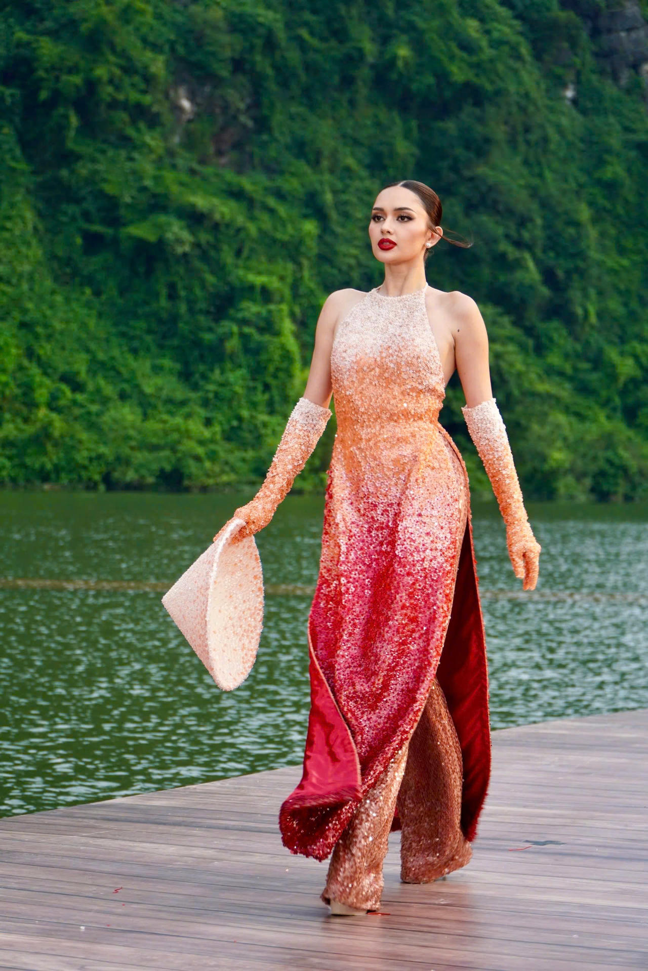 Thí sinh Miss Cosmo 2024 trong bộ sưu tập mang đậm nét văn hóa Việt tại Tràng An, Ninh Bình