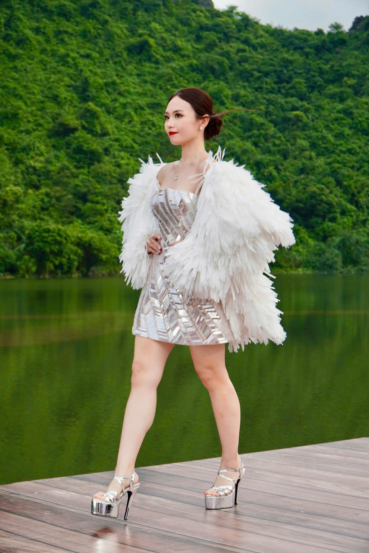 Thí sinh Miss Cosmo 2024 trong bộ sưu tập mang đậm nét văn hóa Việt tại Tràng An, Ninh Bình