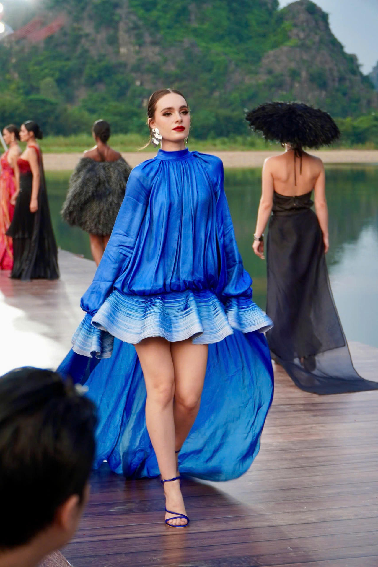 Thí sinh Miss Cosmo 2024 trong bộ sưu tập mang đậm nét văn hóa Việt tại Tràng An, Ninh Bình