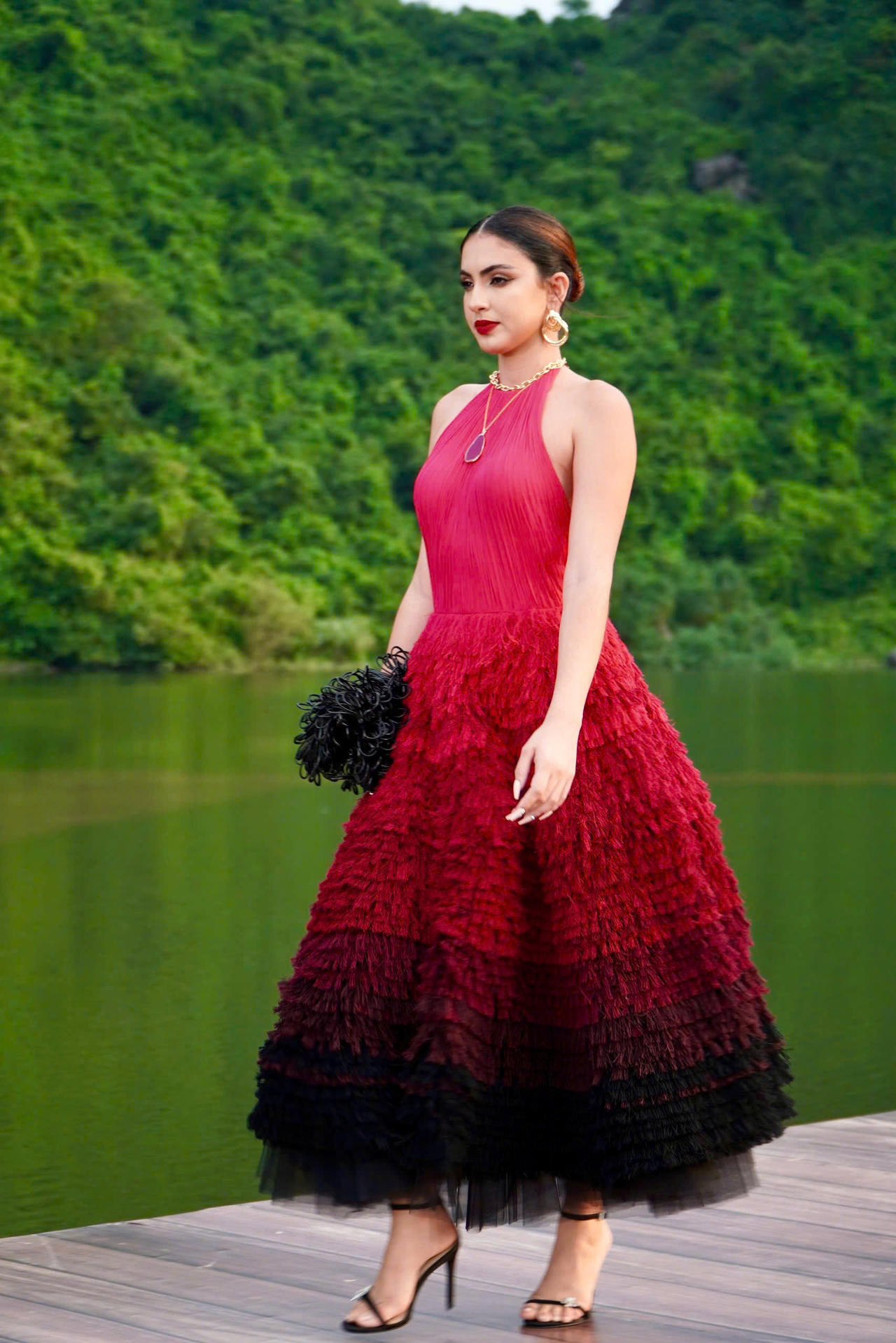 Thí sinh Miss Cosmo 2024 trong bộ sưu tập mang đậm nét văn hóa Việt tại Tràng An, Ninh Bình