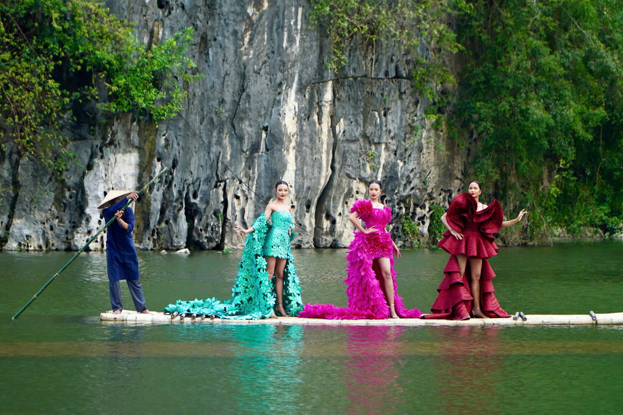 Thí sinh Miss Cosmo 2024 trong bộ sưu tập mang đậm nét văn hóa Việt tại Tràng An, Ninh Bình