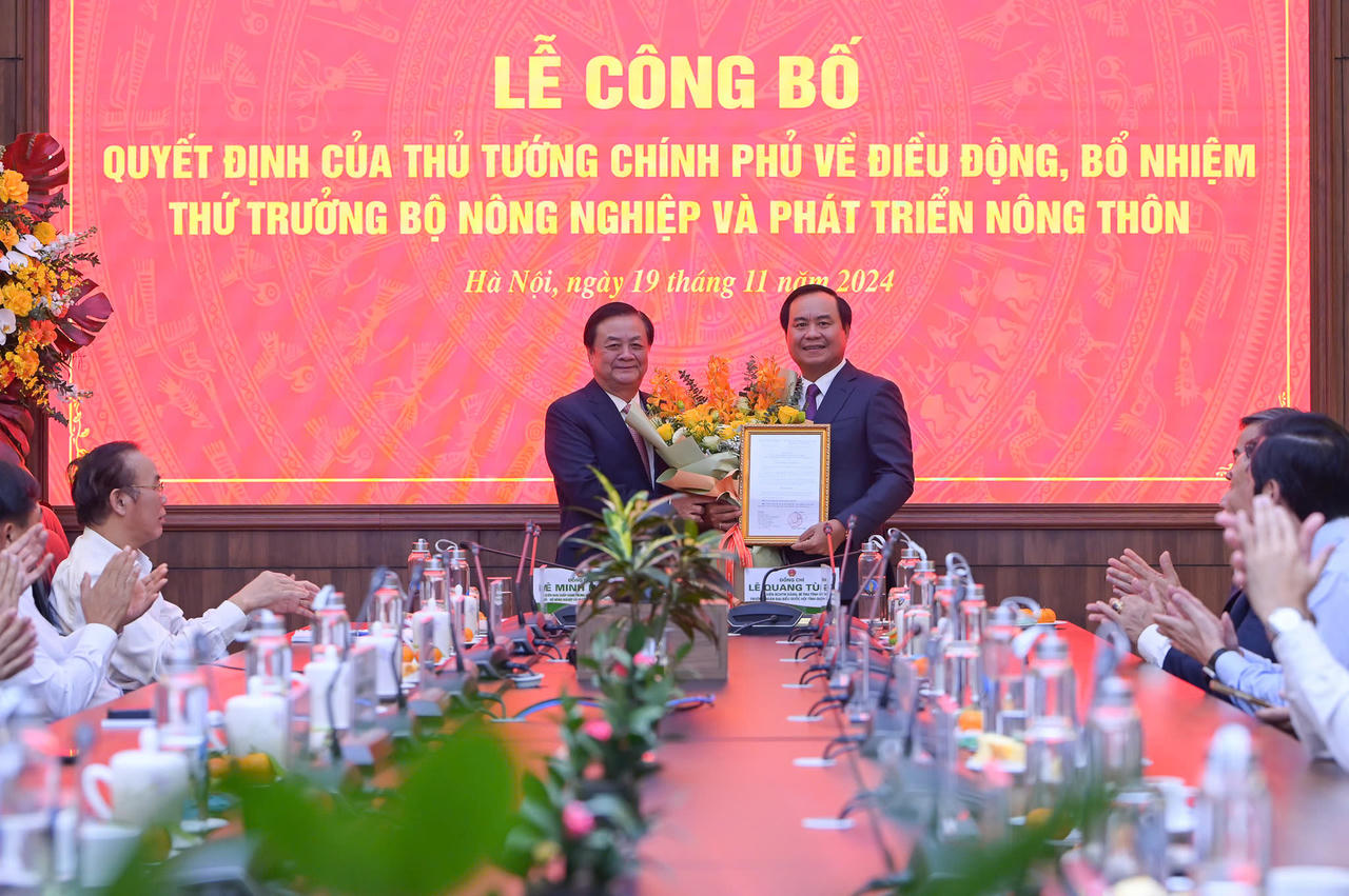 Trao quyết định bổ nhiệm Thứ trưởng Bộ NN&PTNT cho ông Võ Văn Hưng
