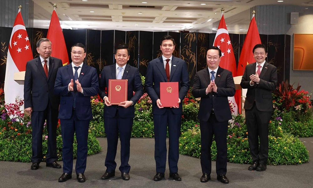 Trao quyết định chủ trương đầu tư dự án VSIP Nam Định tại Singapore