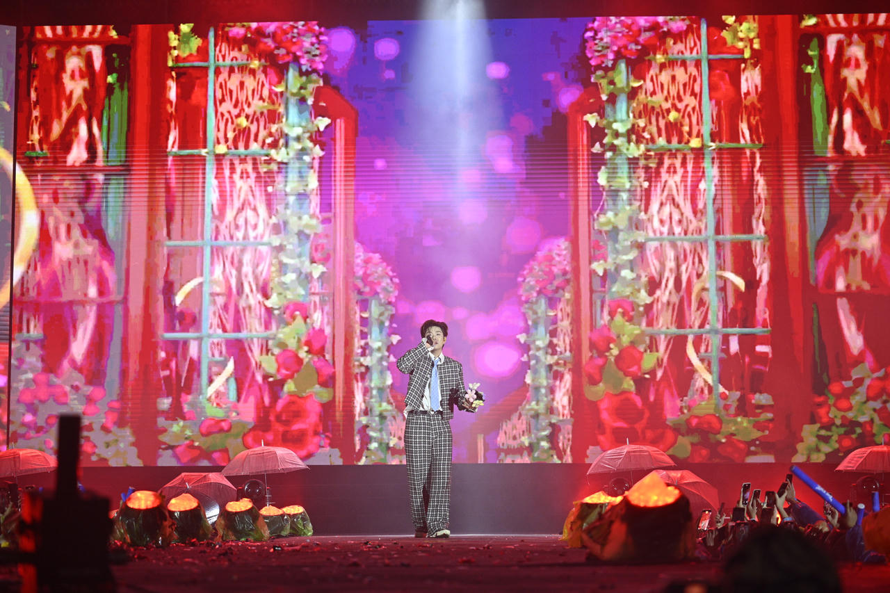 Hàng ngàn khán giả đội mưa tham gia sự kiện âm nhạc ở Ninh Bình