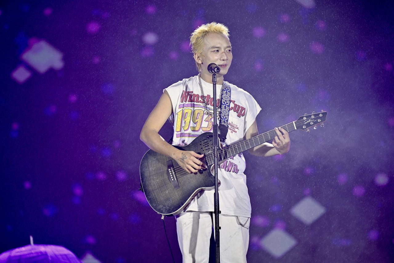 Hàng ngàn khán giả đội mưa tham gia sự kiện âm nhạc ở Ninh Bình