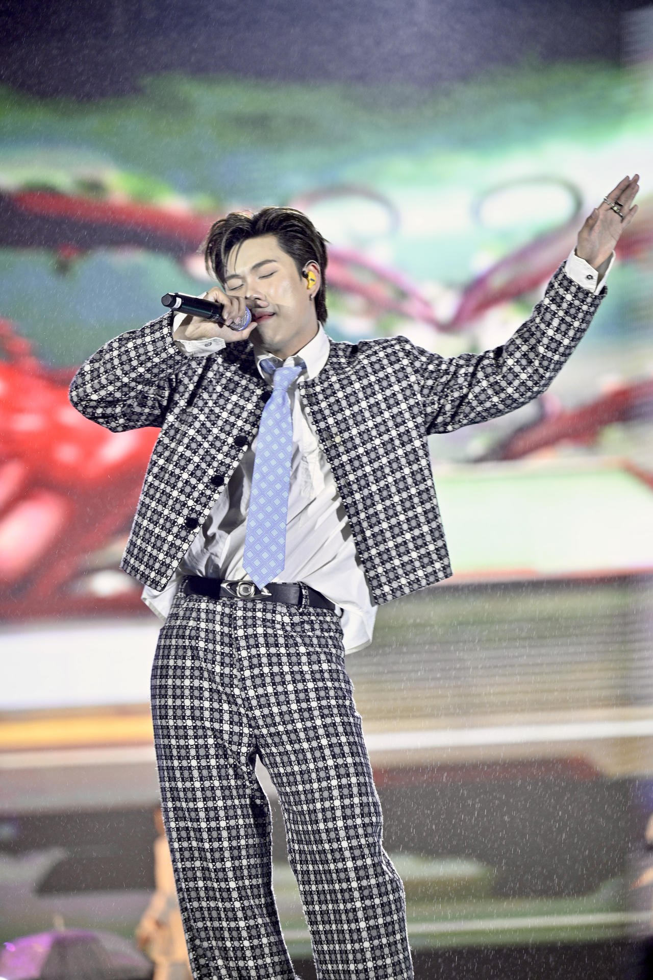 Hàng ngàn khán giả đội mưa tham gia sự kiện âm nhạc ở Ninh Bình