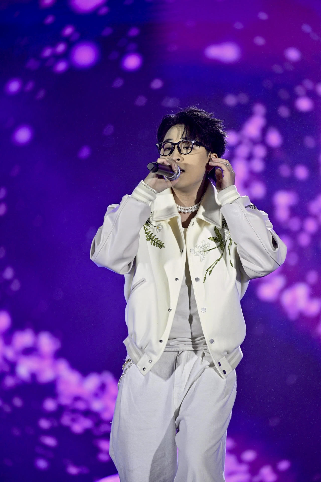 Hàng ngàn khán giả đội mưa tham gia sự kiện âm nhạc ở Ninh Bình