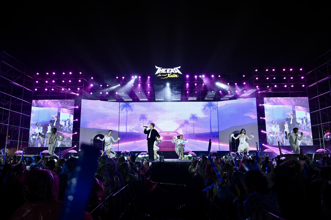 Hàng ngàn khán giả đội mưa tham gia sự kiện âm nhạc ở Ninh Bình