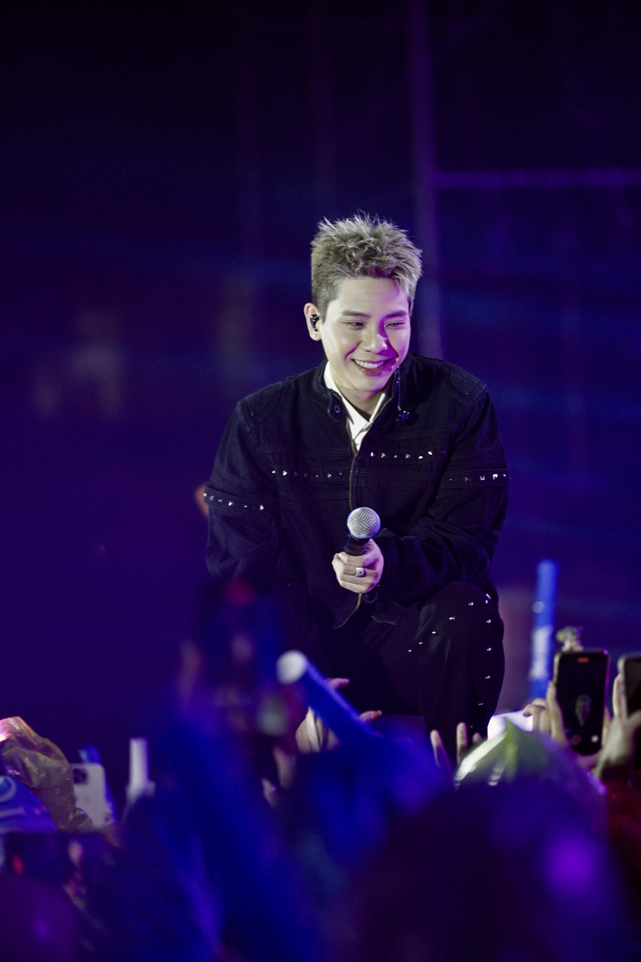 Hàng ngàn khán giả đội mưa tham gia sự kiện âm nhạc ở Ninh Bình