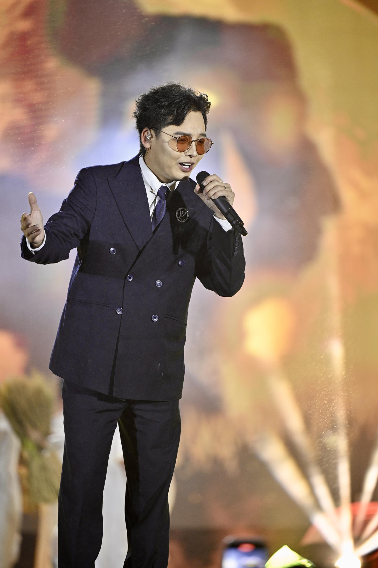 Hàng ngàn khán giả đội mưa tham gia sự kiện âm nhạc ở Ninh Bình