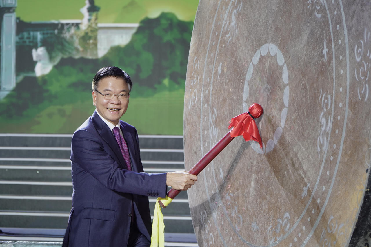 Phó Thủ tướng Lê Thành Long đánh trống khai mạc Lễ hội Hoa Lư năm 2025
