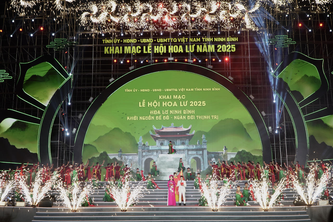 Phó Thủ tướng Lê Thành Long đánh trống khai mạc Lễ hội Hoa Lư năm 2025