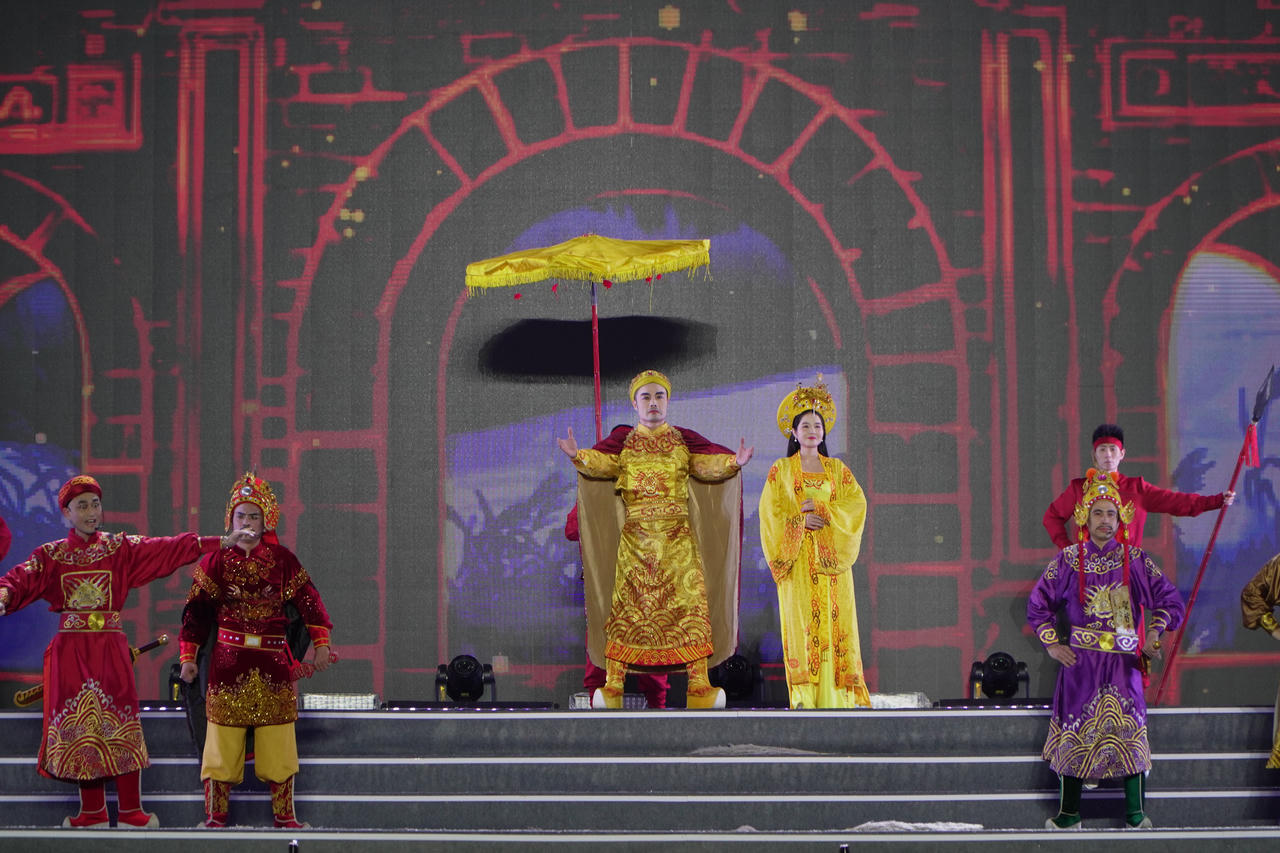 Phó Thủ tướng Lê Thành Long đánh trống khai mạc Lễ hội Hoa Lư năm 2025