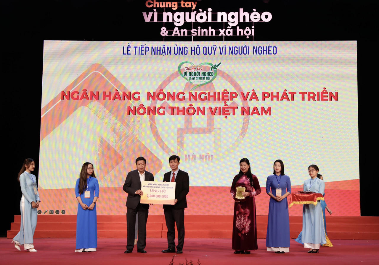 Agribank ủng hộ 2 tỷ đồng Quỹ “Vì người nghèo” và an sinh xã hội thành phố Hà Nội