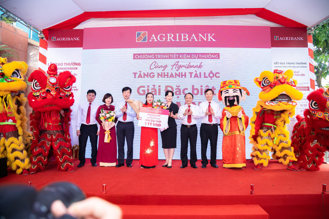 Agribank trao tặng tiếp 01 tỷ đồng cho khách hàng gửi tiền tiết kiệm