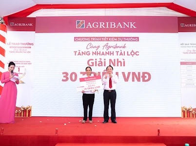 Agribank trao tặng tiếp 01 tỷ đồng cho khách hàng gửi tiền tiết kiệm