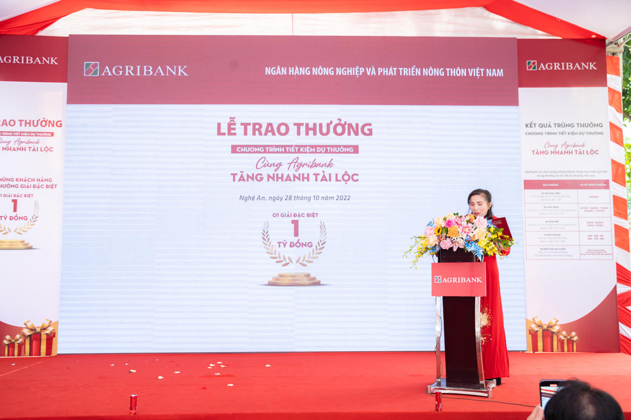 Agribank trao tặng tiếp 01 tỷ đồng cho khách hàng gửi tiền tiết kiệm