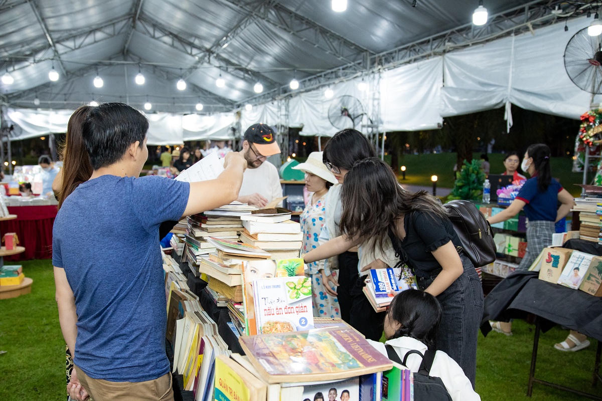 Vinhomes Grand Park thu hút hàng nghìn du khách dịp cuối tuần