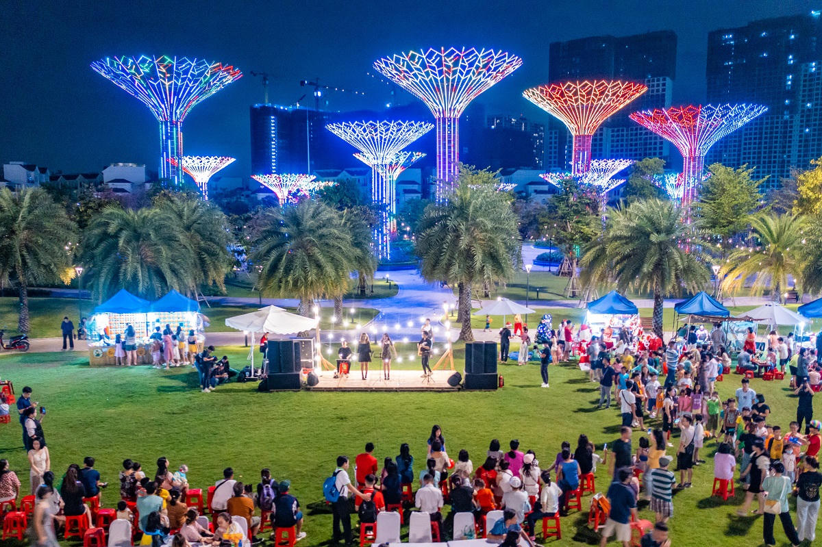 Vinhomes Grand Park thu hút hàng nghìn du khách dịp cuối tuần