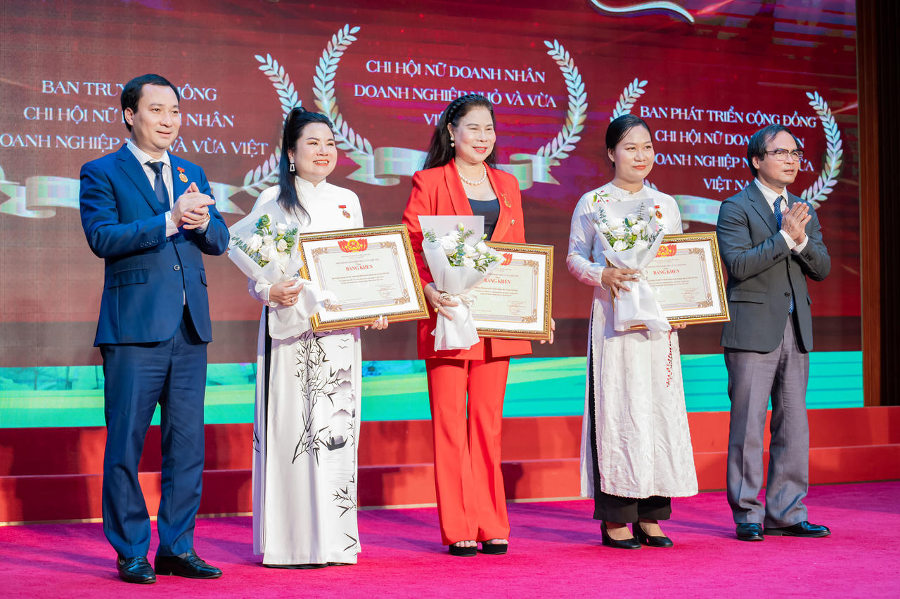 Hội Nữ doanh nhân DNNVV vinh danh 15 nữ doanh nhân tiêu biểu