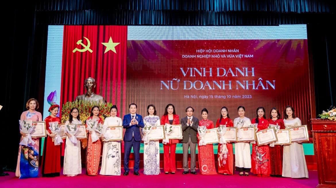 Hội Nữ doanh nhân DNNVV vinh danh 15 nữ doanh nhân tiêu biểu
