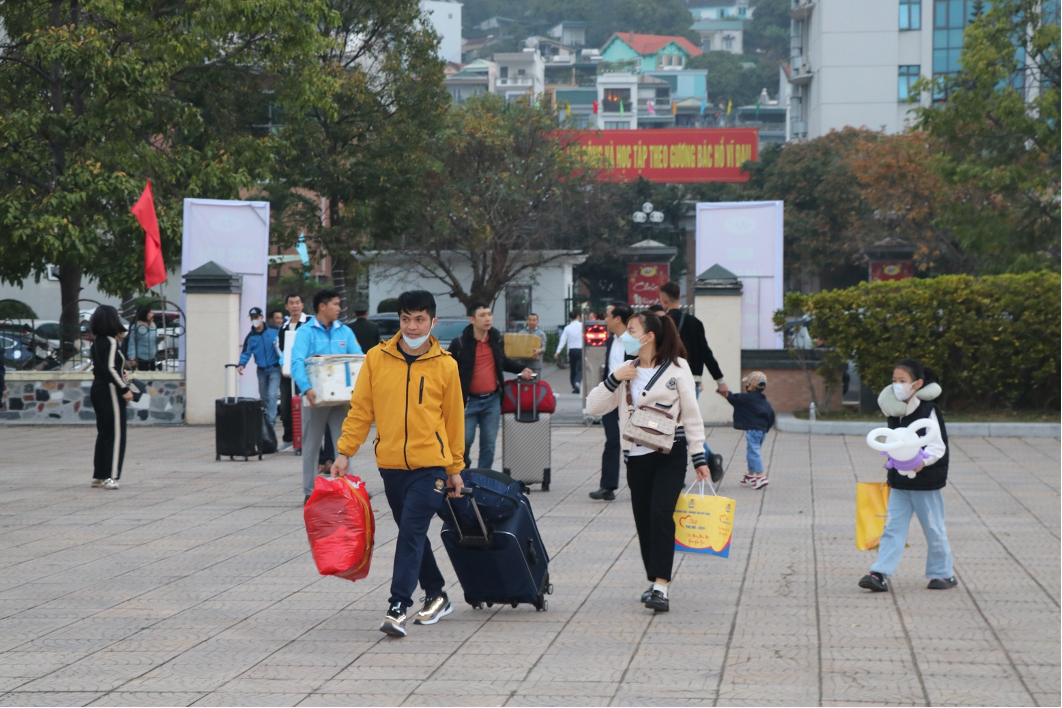 Rộn ràng những chuyến xe đưa thợ mỏ về quê đón Tết