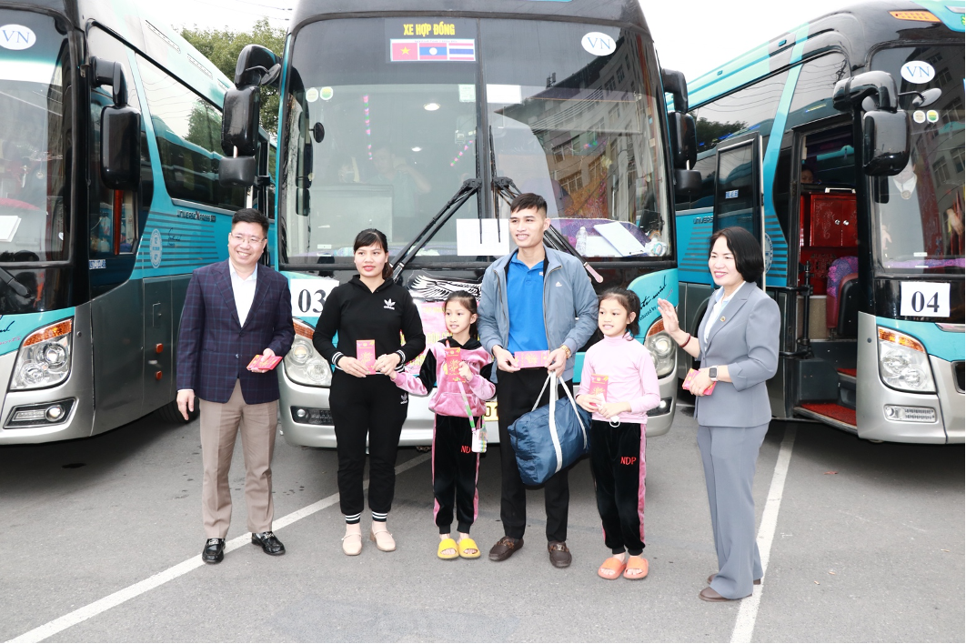 Rộn ràng những chuyến xe đưa thợ mỏ về quê đón Tết