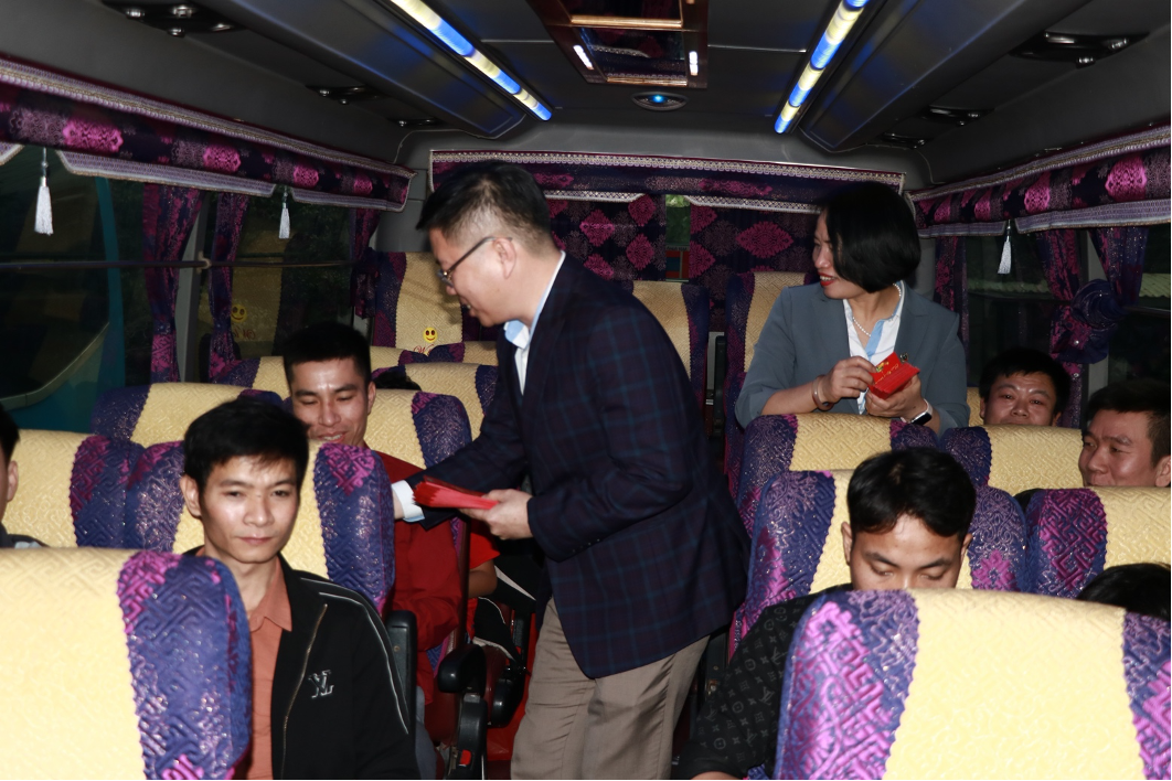 Rộn ràng những chuyến xe đưa thợ mỏ về quê đón Tết