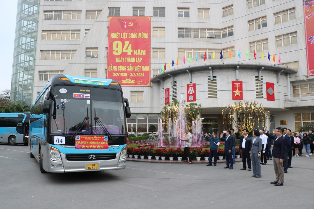 Rộn ràng những chuyến xe đưa thợ mỏ về quê đón Tết