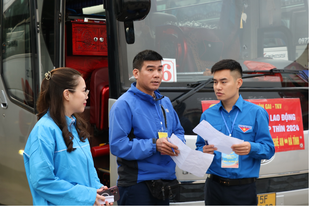 Rộn ràng những chuyến xe đưa thợ mỏ về quê đón Tết