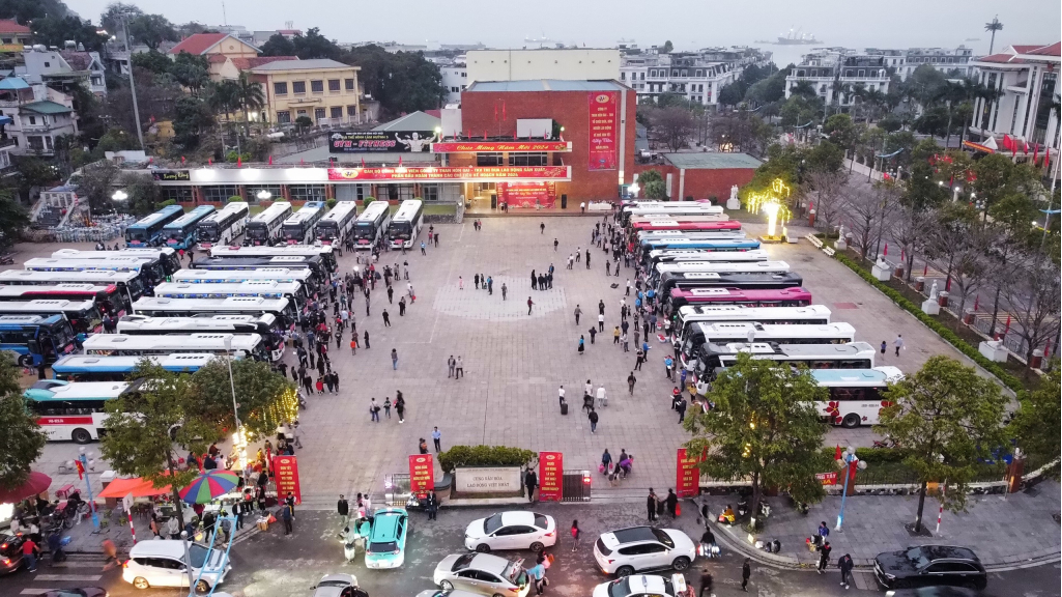 Rộn ràng những chuyến xe đưa thợ mỏ về quê đón Tết