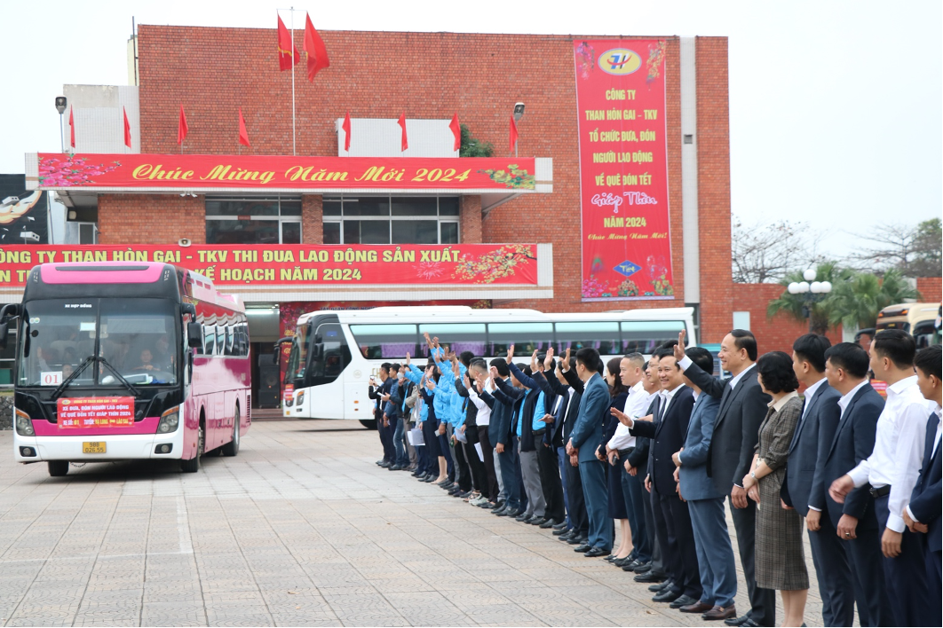 Rộn ràng những chuyến xe đưa thợ mỏ về quê đón Tết