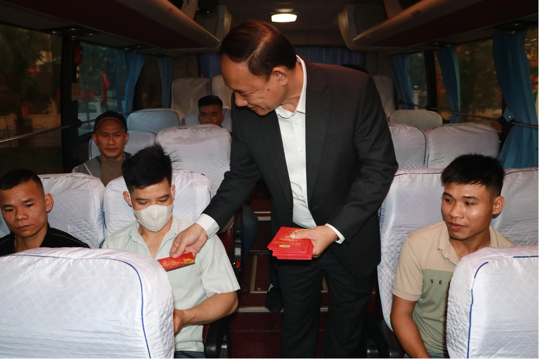 Rộn ràng những chuyến xe đưa thợ mỏ về quê đón Tết