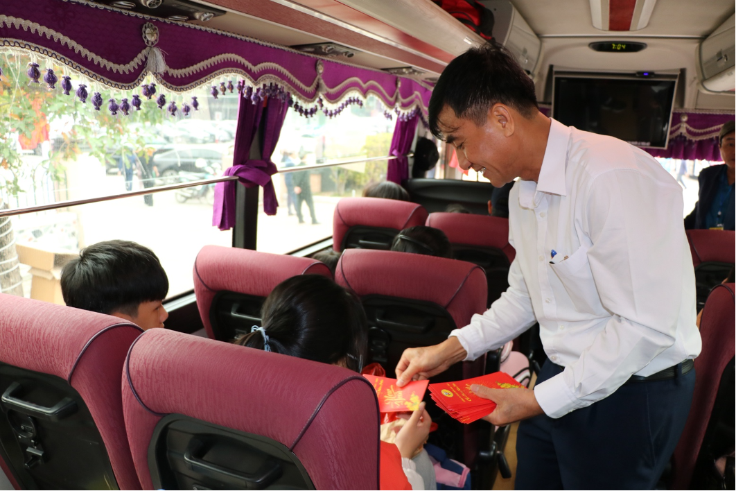 Rộn ràng những chuyến xe đưa thợ mỏ về quê đón Tết