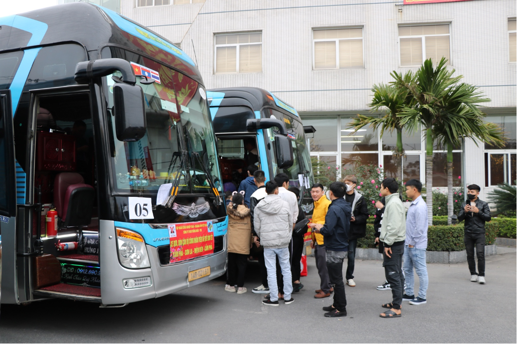 Rộn ràng những chuyến xe đưa thợ mỏ về quê đón Tết