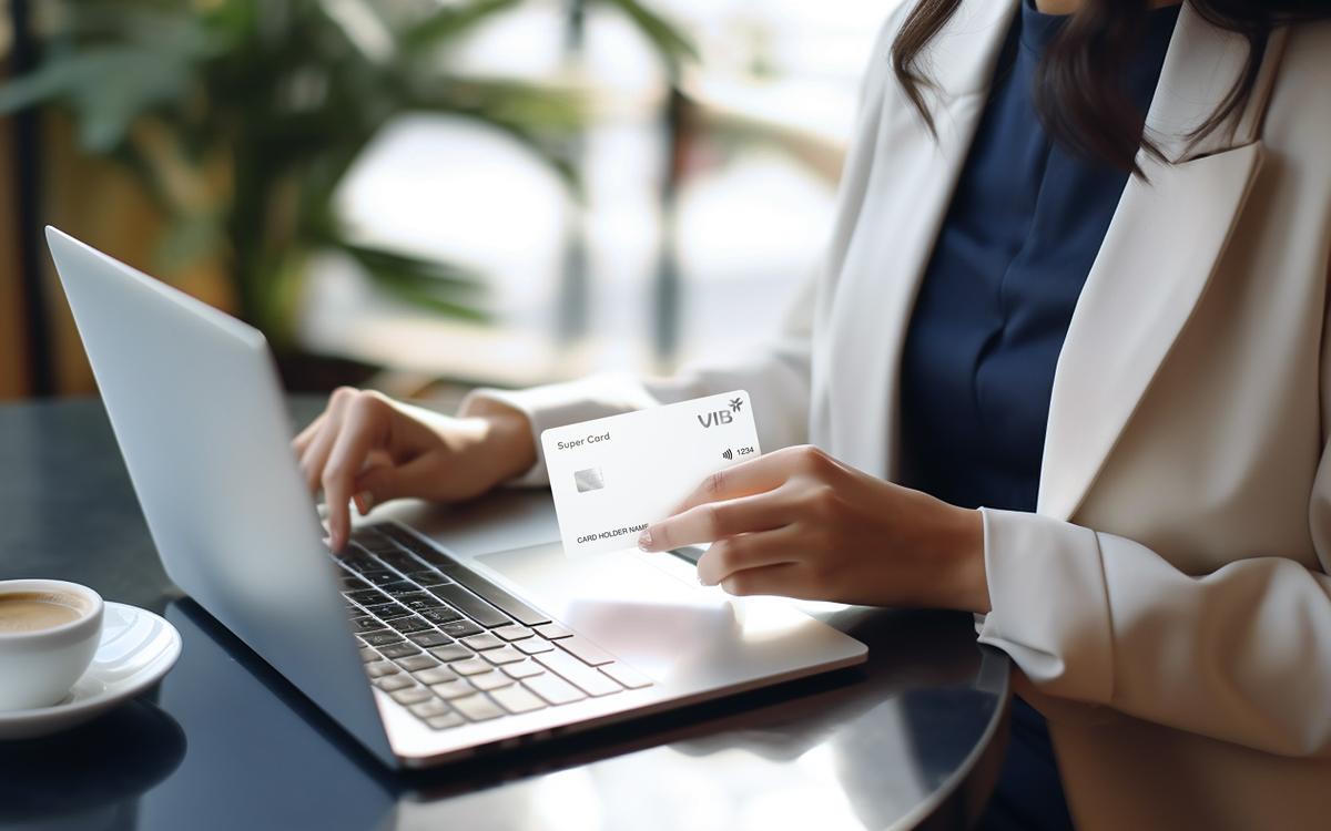 Có thể trả một lần, vì sao nhiều chủ thẻ tín dụng vẫn chuộng trả góp?