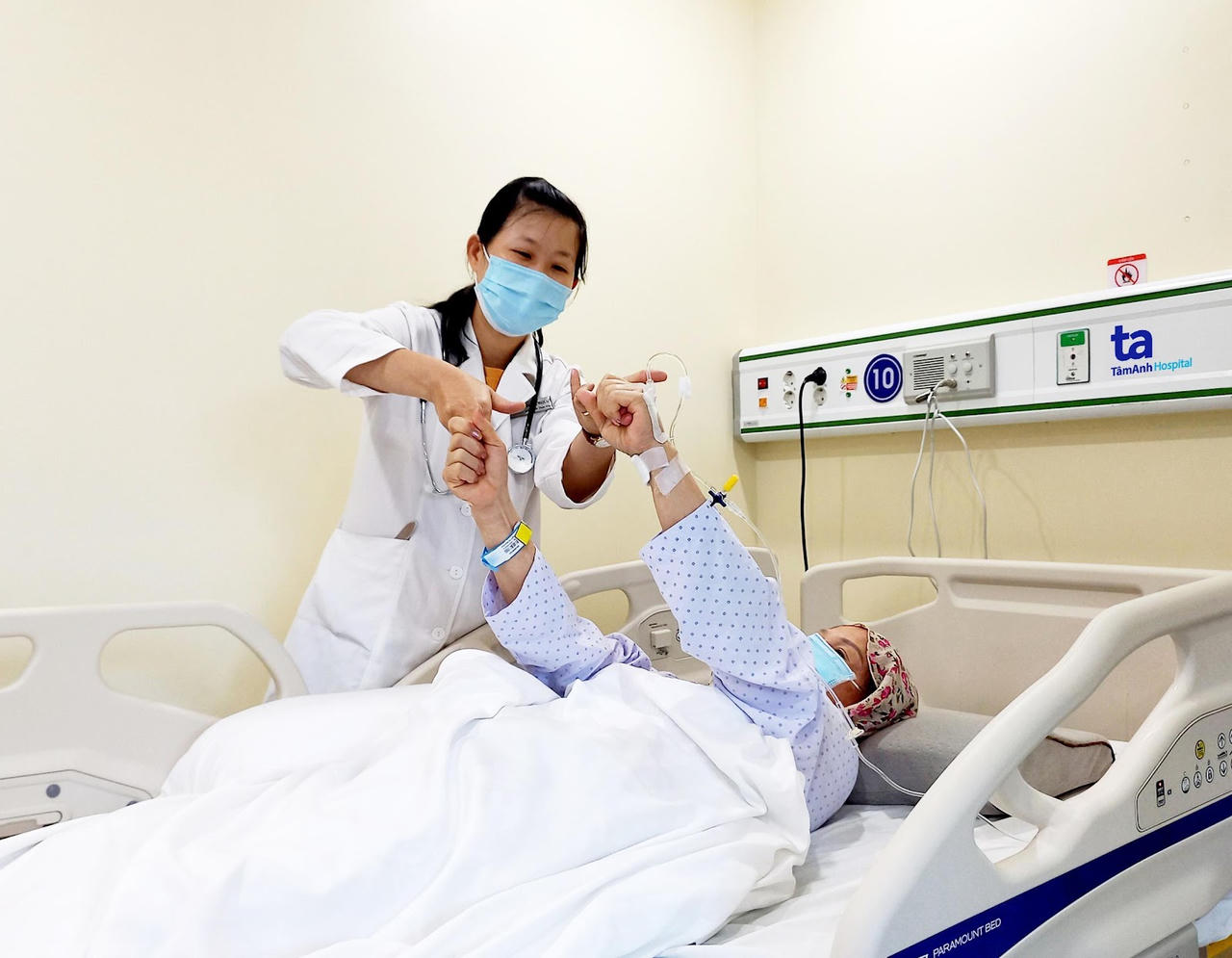 Cụ bà đột quỵ, liệt nửa người được bác sĩ đến tận nhà cấp cứu kịp thời