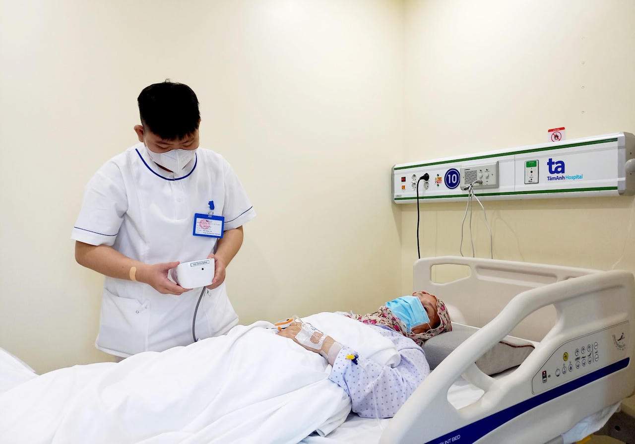 Cụ bà đột quỵ, liệt nửa người được bác sĩ đến tận nhà cấp cứu kịp thời