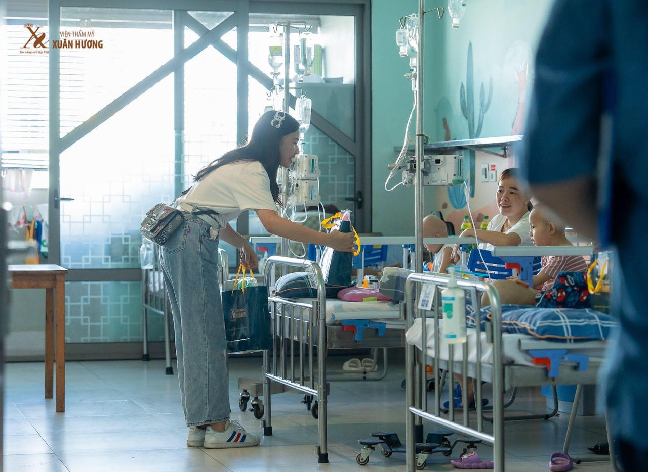 Viện Thẩm mỹ Xuân Hương trao 240 suất quà cho bệnh Nhi có hoàn cảnh khó khăn tại Bệnh viện Nhi Trung Ương