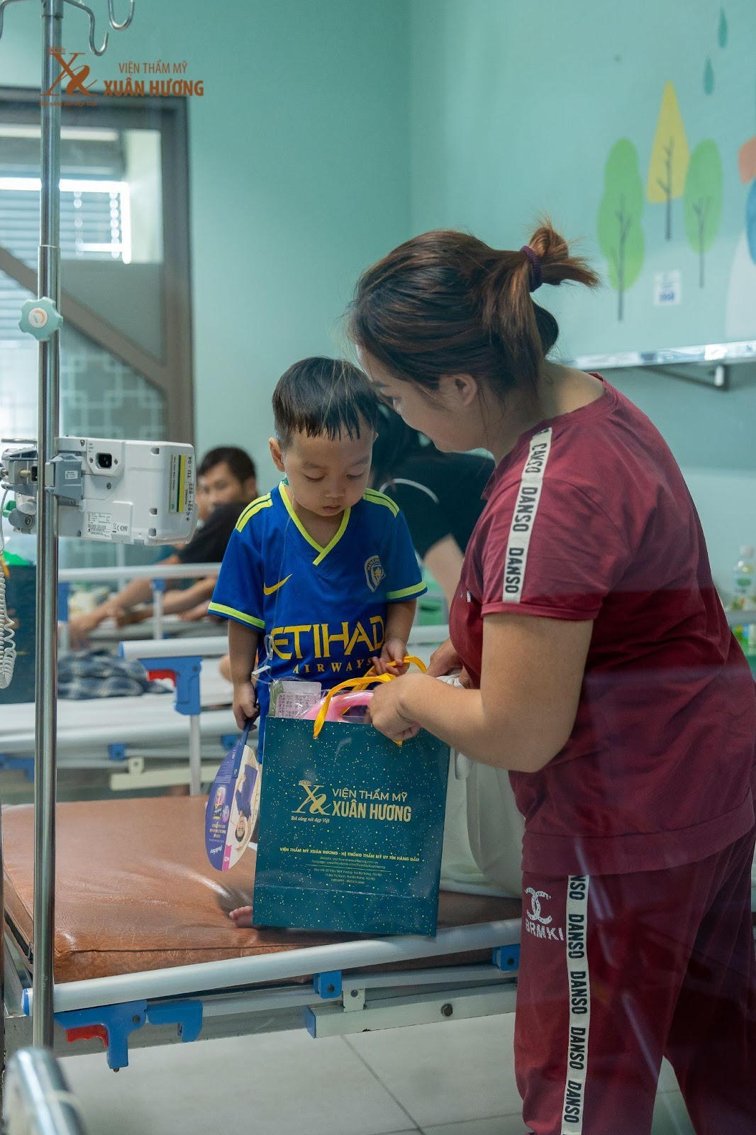 Viện Thẩm mỹ Xuân Hương trao 240 suất quà cho bệnh Nhi có hoàn cảnh khó khăn tại Bệnh viện Nhi Trung Ương