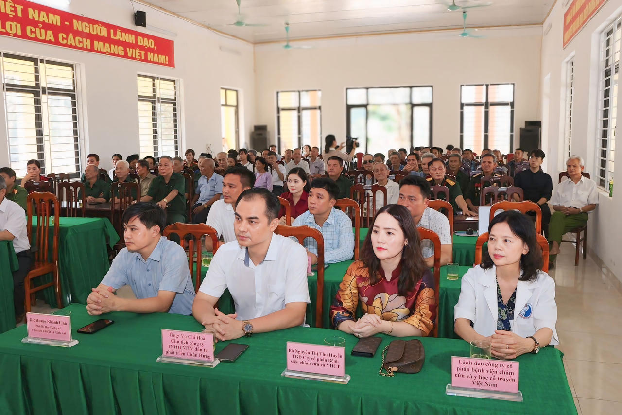 Tri ân, tặng quà người có công, gia đình chính sách xã Ninh Lai (Tuyên Quang)