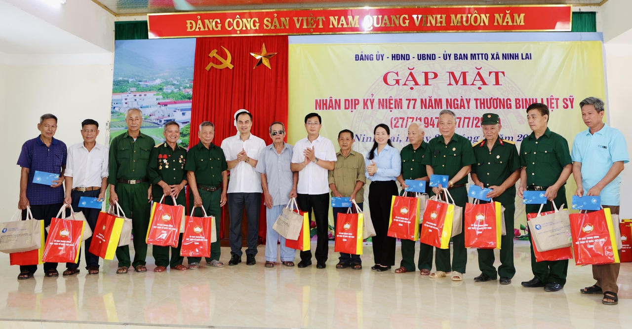 Tri ân, tặng quà người có công, gia đình chính sách xã Ninh Lai (Tuyên Quang)